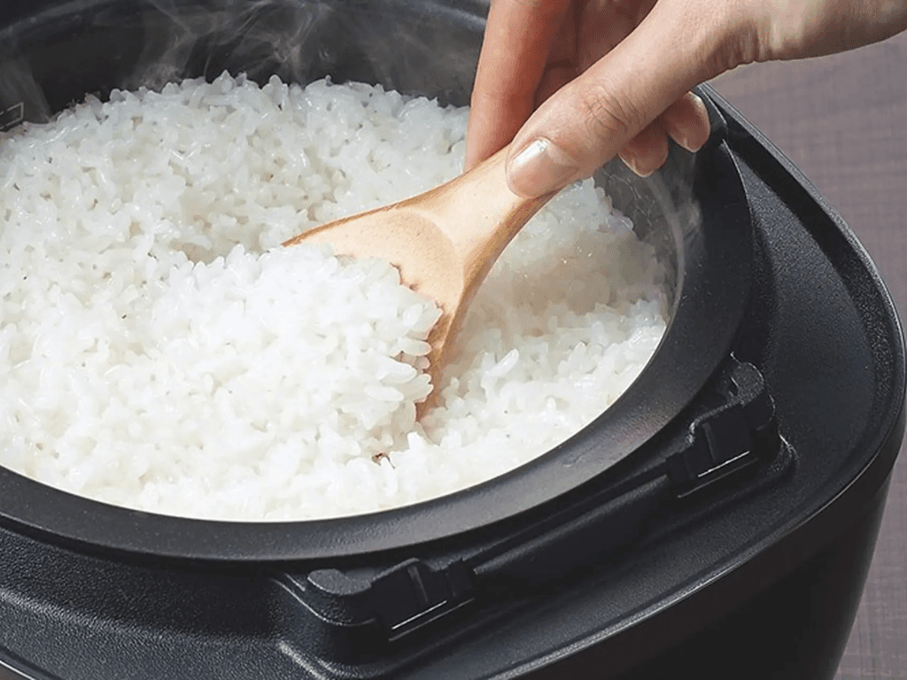 cach-xu-ly-nhanh-khi-noi-dang-trao-nuoc-trong-luc-nau