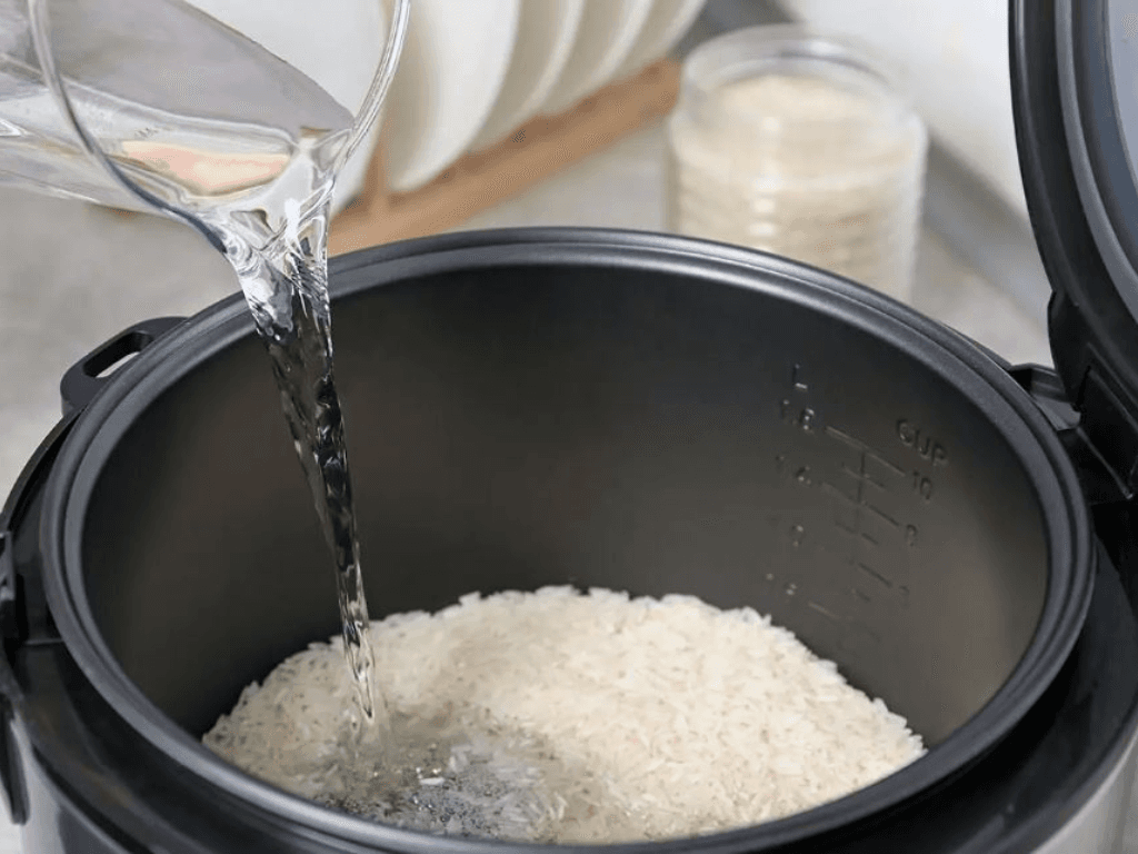 noi-com-dien-bi-trao-nuoc-chuyen-nho-ma-gay-phien-to