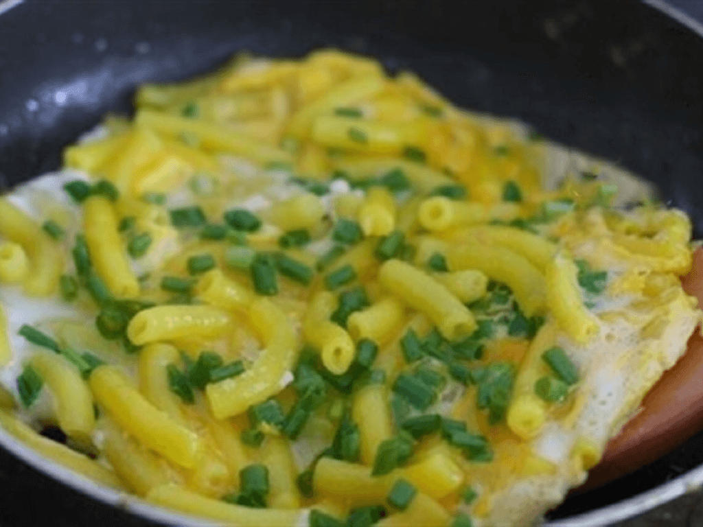 chien-nui-voi-trung-sao-cho-gion-ngoai-mem-trong