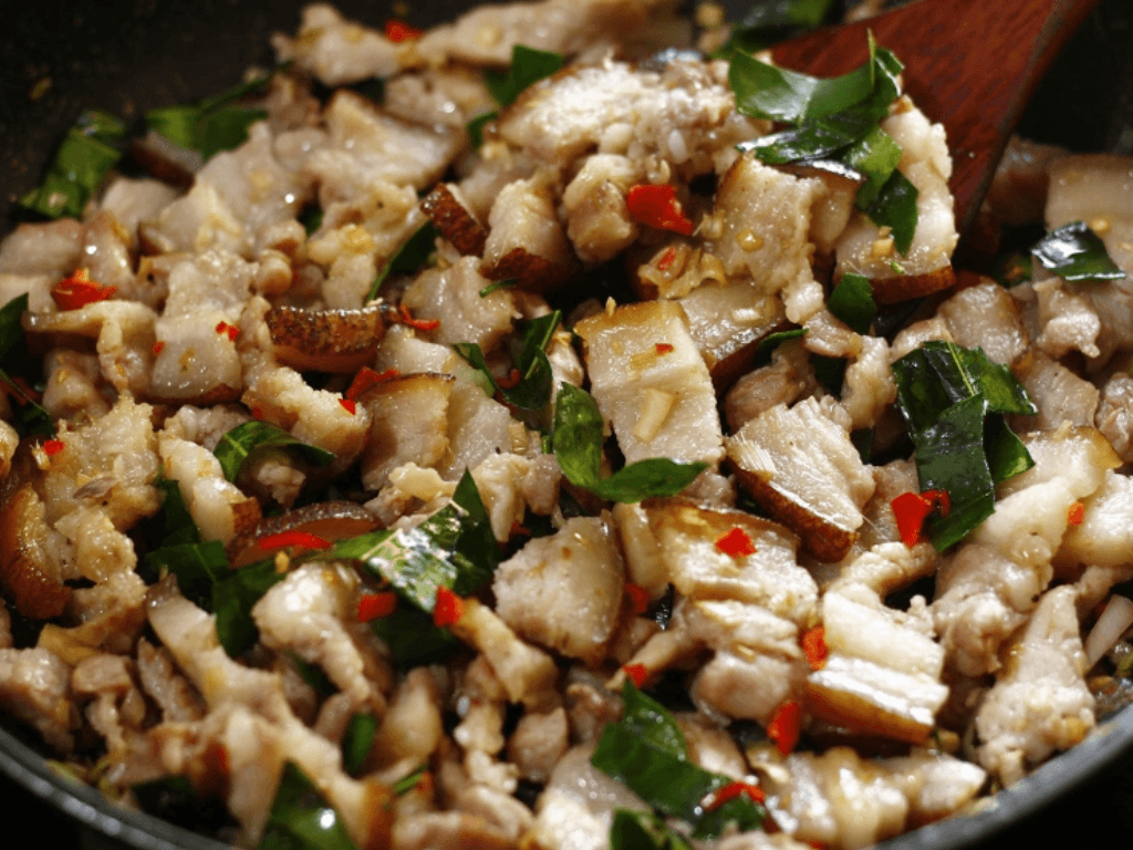 gioi-thieu-ve-mon-thit-lon-rung-xao-la-moc-mat-su-ket-hop-mang-huong-vi-nui-rung