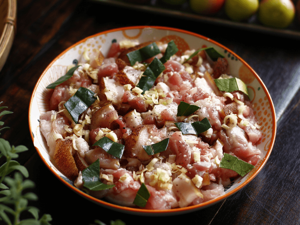 so-che-thit-va-la-moc-mat-de-khu-mui-giu-vi-dac-trung