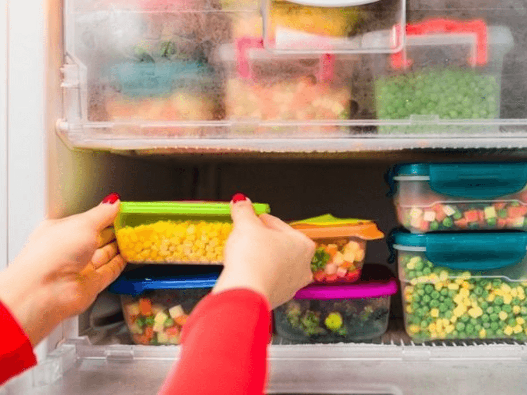 meo-bao-quan-thuc-pham-trong-hop-nhua-de-tranh-bay-mau