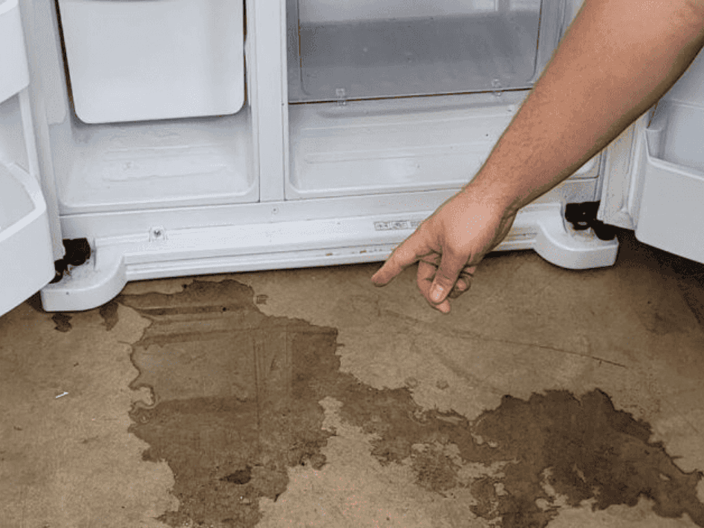 vi-sao-tu-lanh-bi-chay-nuoc-duoi-gam