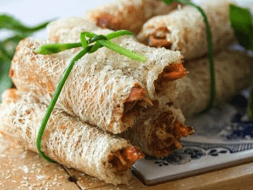 cach-cuon-cha-gio-re-khong-bi-bung-vua-dep-vua-chac-tay