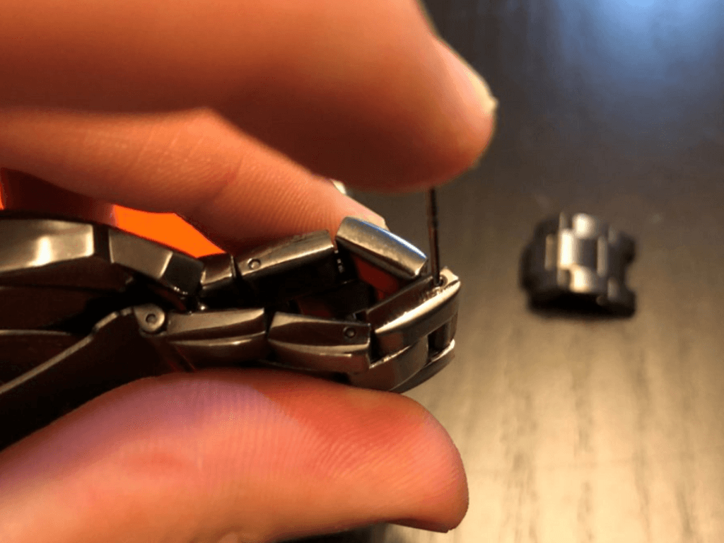 vi-sao-thao-mat-dong-ho-lai-khien-nhieu-nguoi-mat-tien-oan