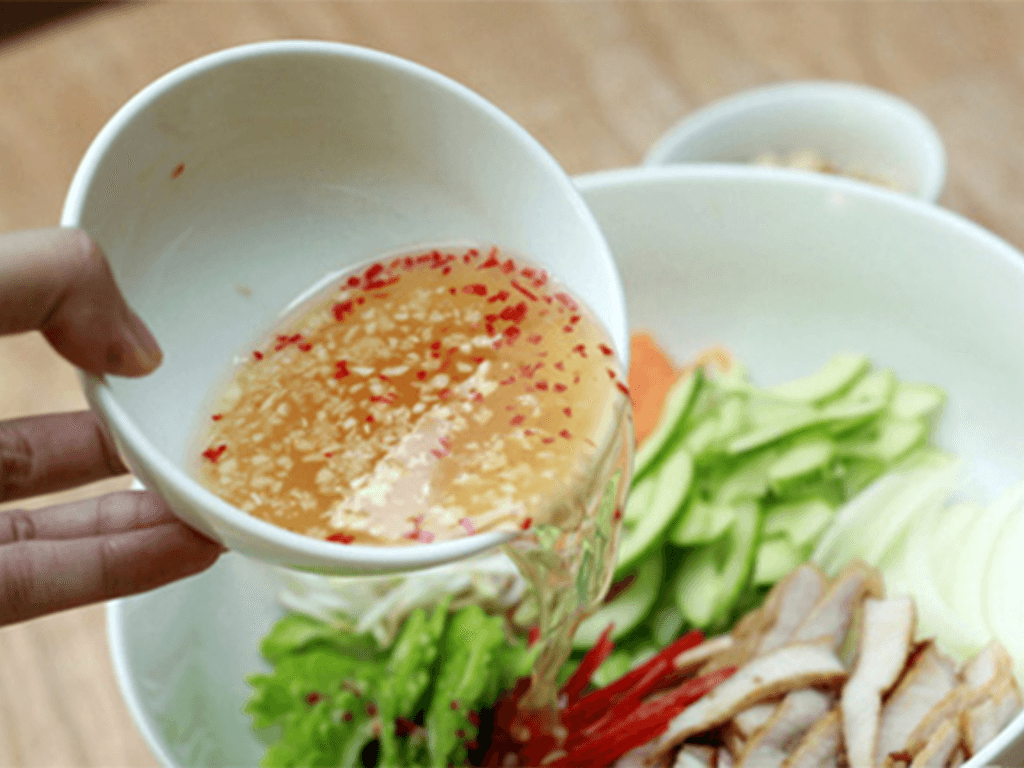 vi-sao-nuoc-mam-tron-goi-la-linh-hon-cua-mon-goi