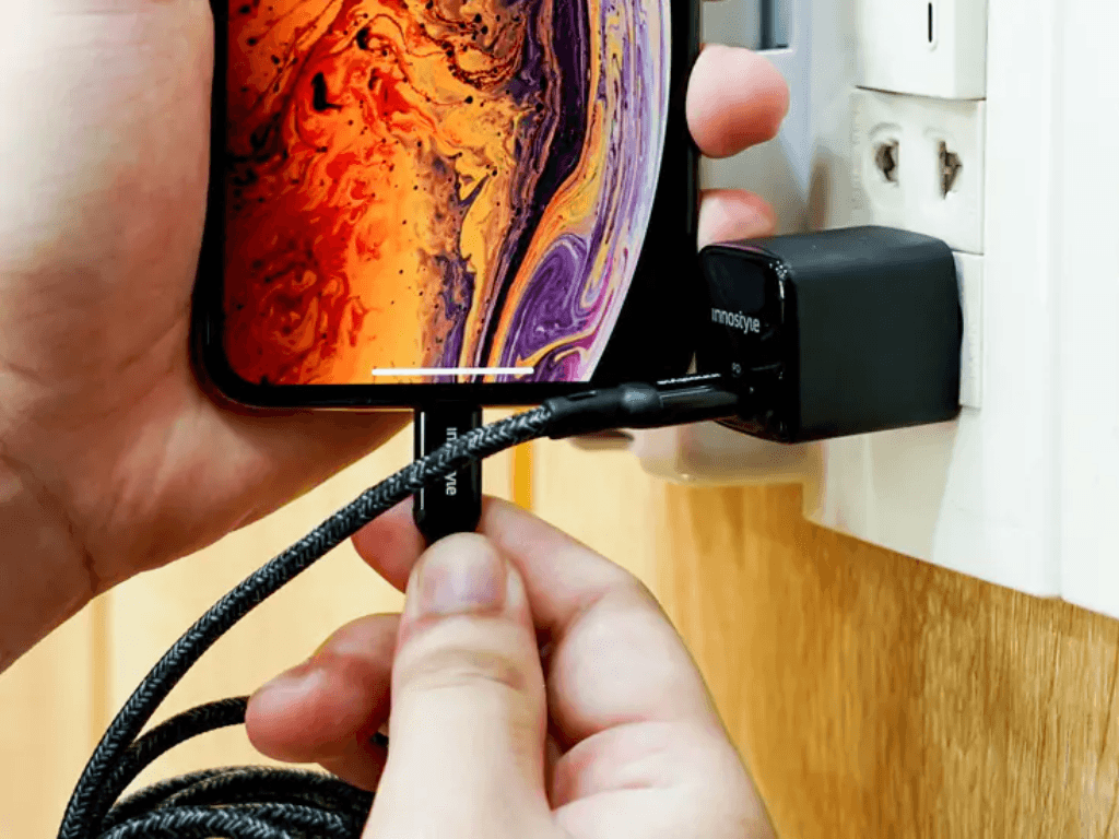 goi-y-sap-xep-day-sac-va-phu-kien-cong-nghe-trong-hanh-ly