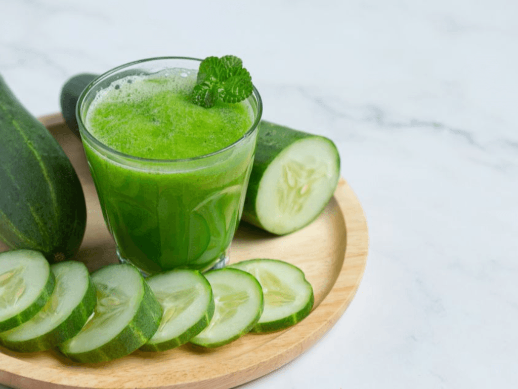 mot-so-luu-y-khi-dung-nuoc-ep-dua-leo-giam-mo-bung