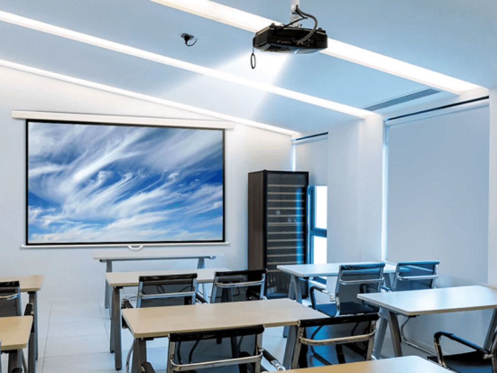 nen-dung-may-chieu-hay-tivi-de-day-hoc