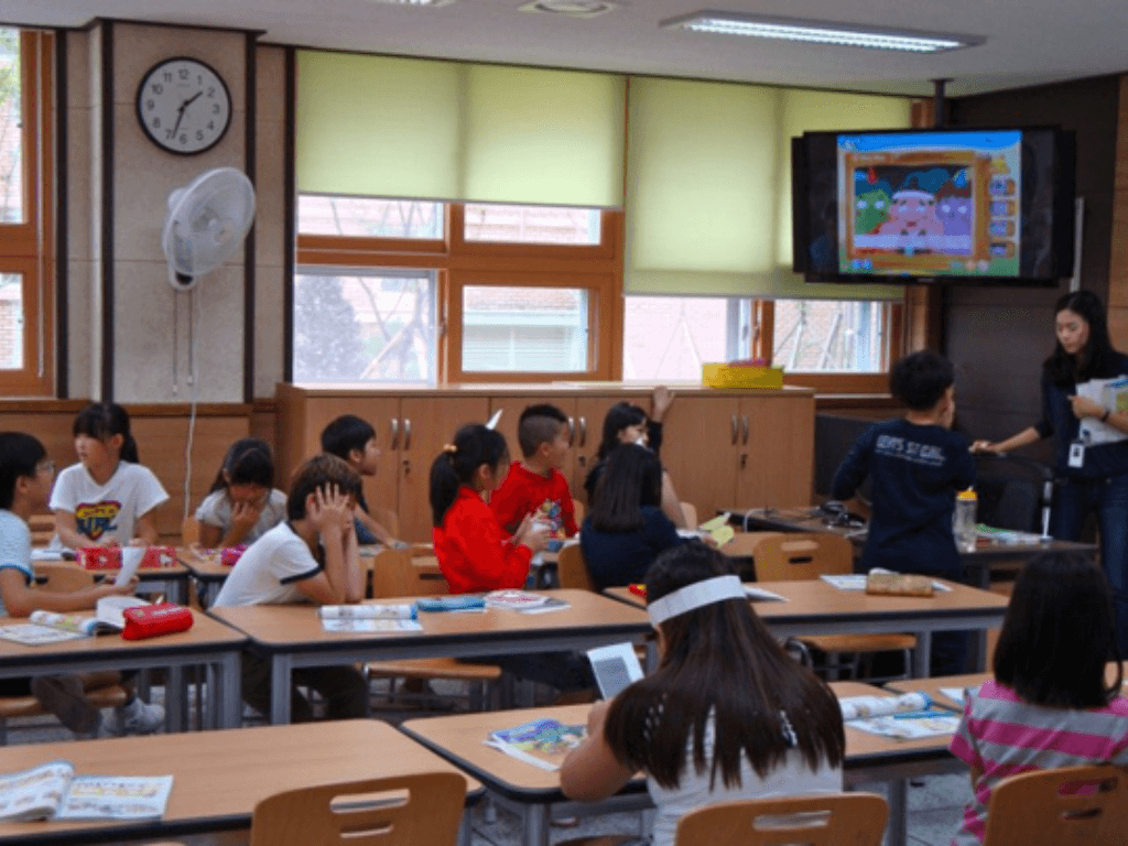 khi-lop-hoc-buoc-vao-ky-nguyen-hien-thi-so-may-chieu-hay-tivi-len-ngoi