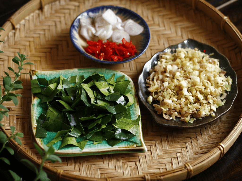 cac-buoc-che-bien-thit-lon-voi-la-moc-mat-chuan-vi