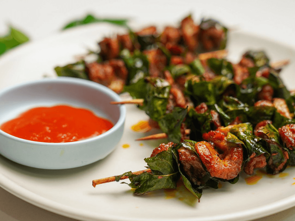 thit-lon-va-la-moc-mat-su-ket-hop-dan-da-nhung-day-me-luc