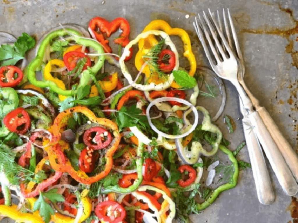 bien-tau-thu-vi-voi-salad-ot-chuong-khong-lo-nham-chan