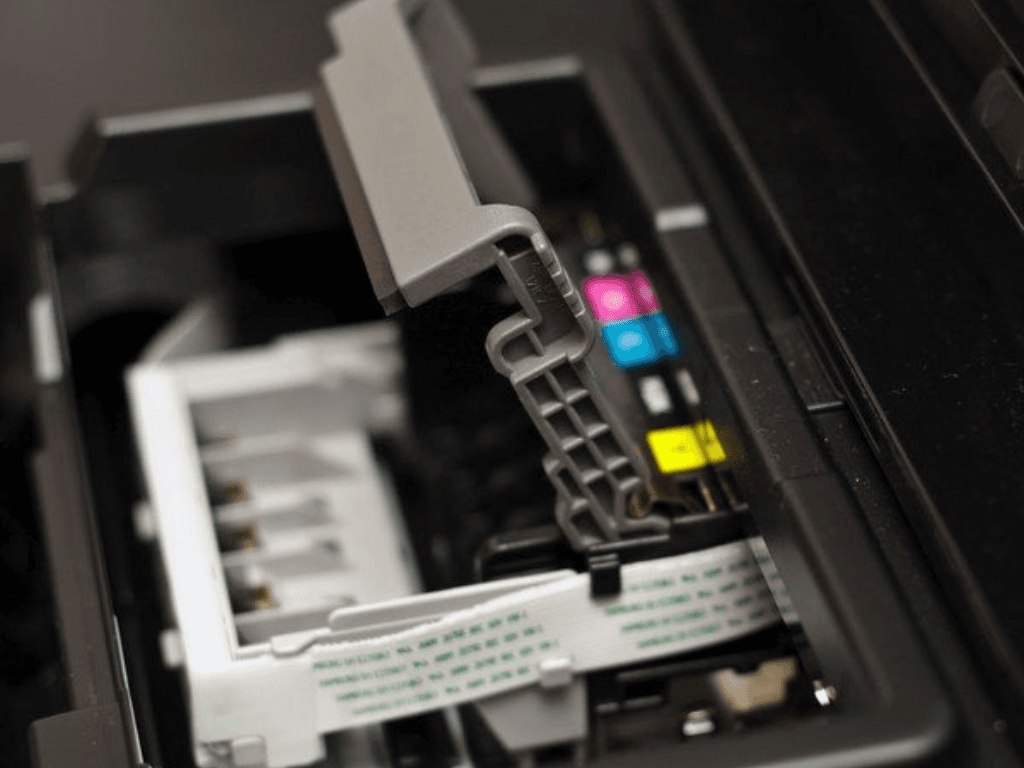 5-buoc-xu-ly-may-in-mau-bi-tac-muc-nhanh-tai-nha-nhu-dan-ky-thuat