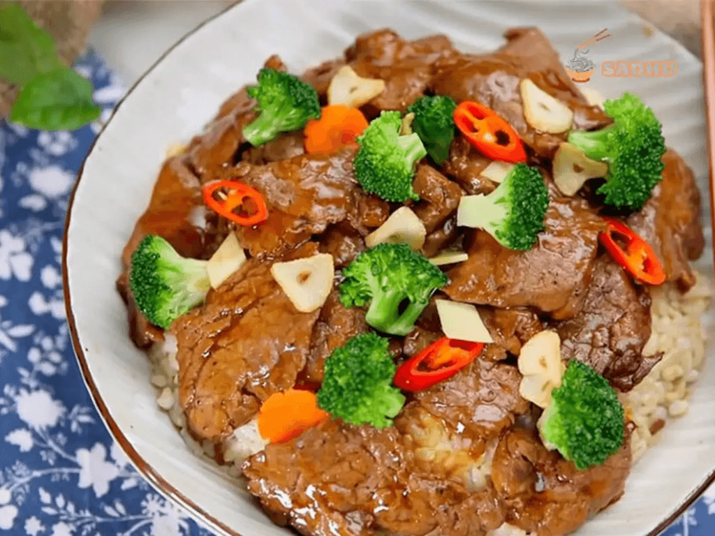 thuong-thuc-va-bien-tau-mon-bo-xao-nuoc-cot-dua