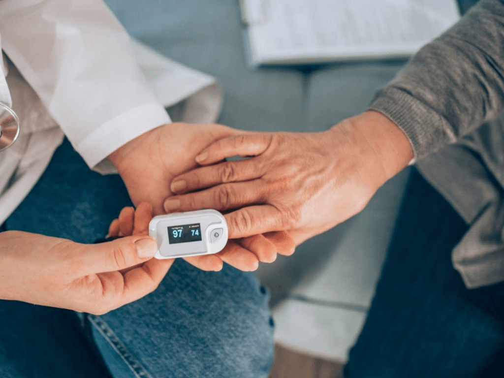 co-nen-mua-may-do-nong-do-oxy-trong-mau-tai-nha