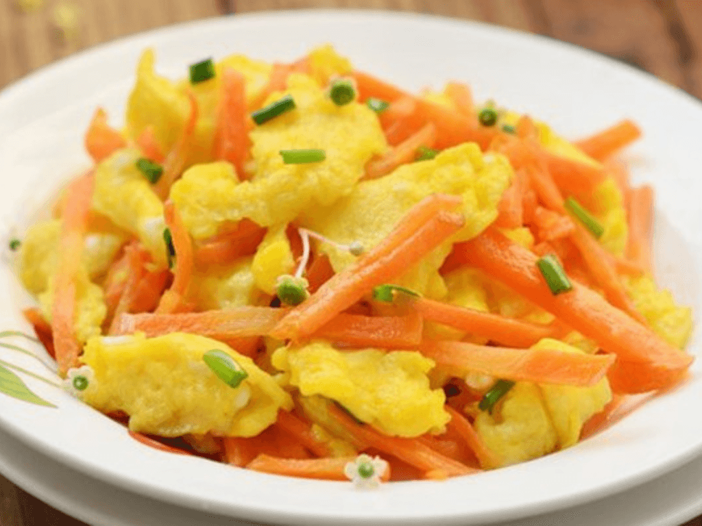 loi-ich-khi-ket-hop-ca-rot-va-trung-trong-bua-an