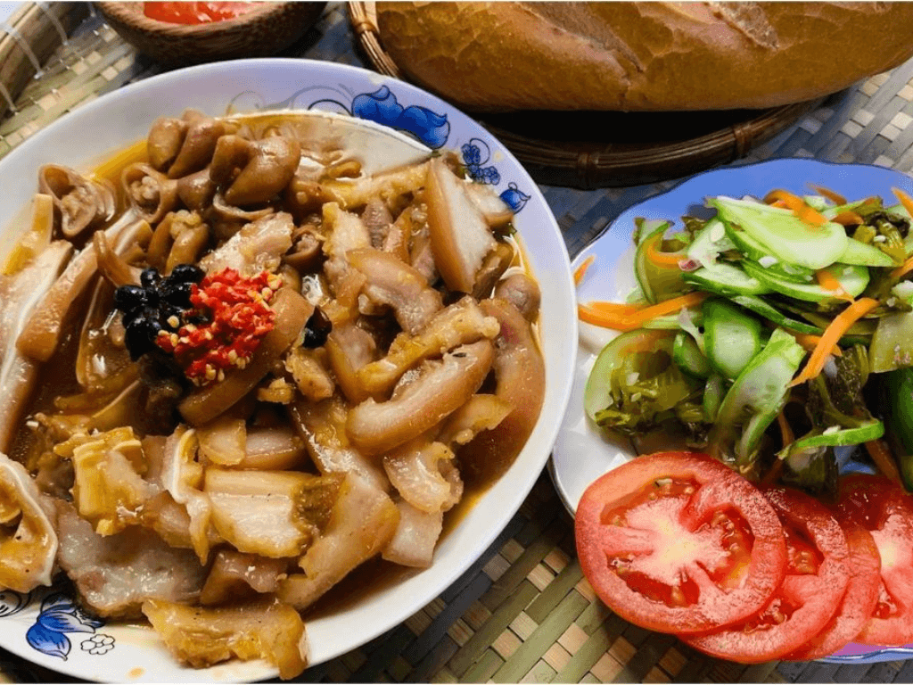 thuong-thuc-mon-pha-lau-bao-tu-heo-dung-kieu-dan-sanh-an