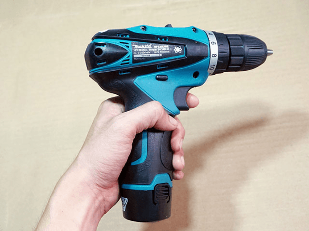 cach-kiem-tra-do-tuong-thich-cua-pin-voi-may-khoan-cam-tay