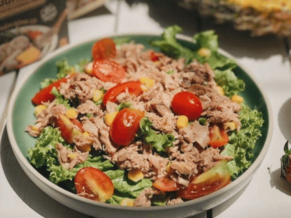 cach-trinh-bay-va-bao-quan-de-salad-luon-ngon-mieng