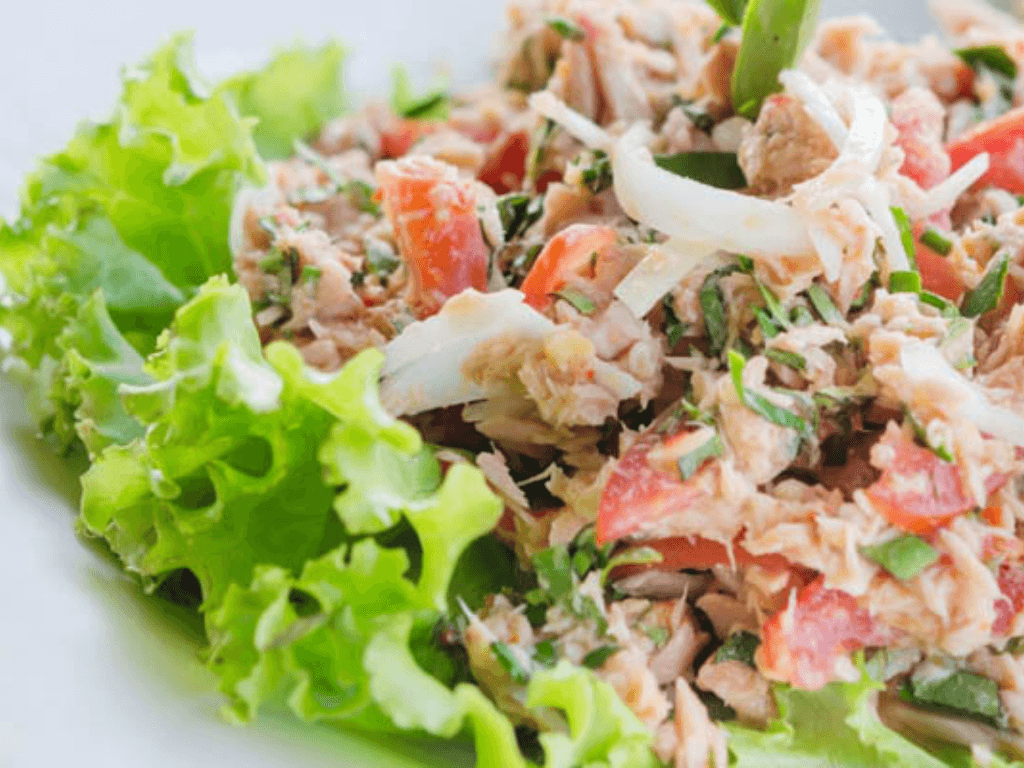 vi-sao-salad-ca-ngu-la-lua-chon-vang-cho-nguoi-an-kieng