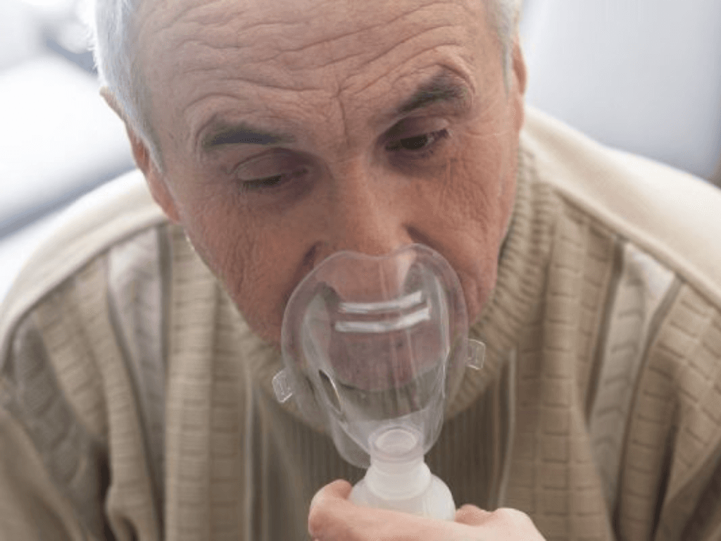 khi-nao-nen-dua-nguoi-gia-di-kham-thay-vi-tu-y-dung-may-tao-oxy