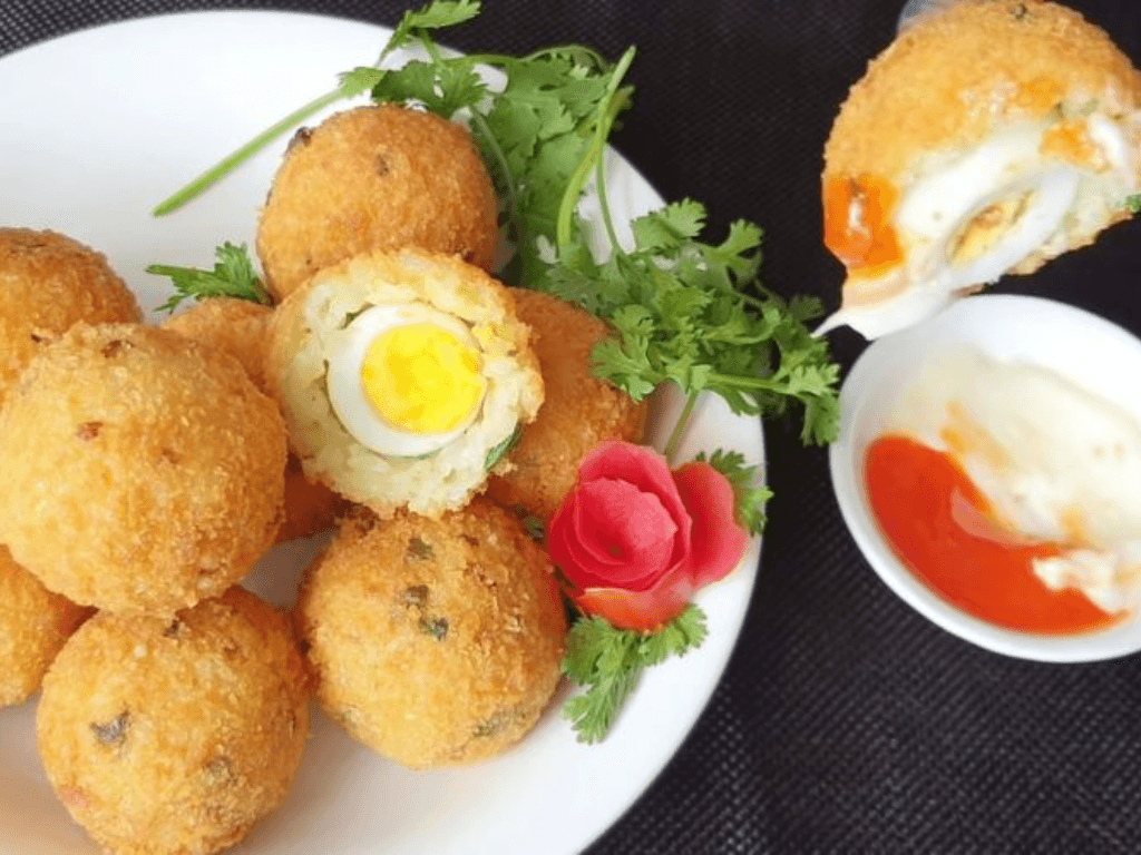 cac-buoc-thuc-hien-chi-tiet-cach-lam-com-chien-boc-trung