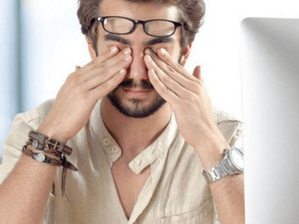 tac-hai-cua-viec-dung-thiet-bi-dien-tu-suot-ngay-dai-doi-voi-mat