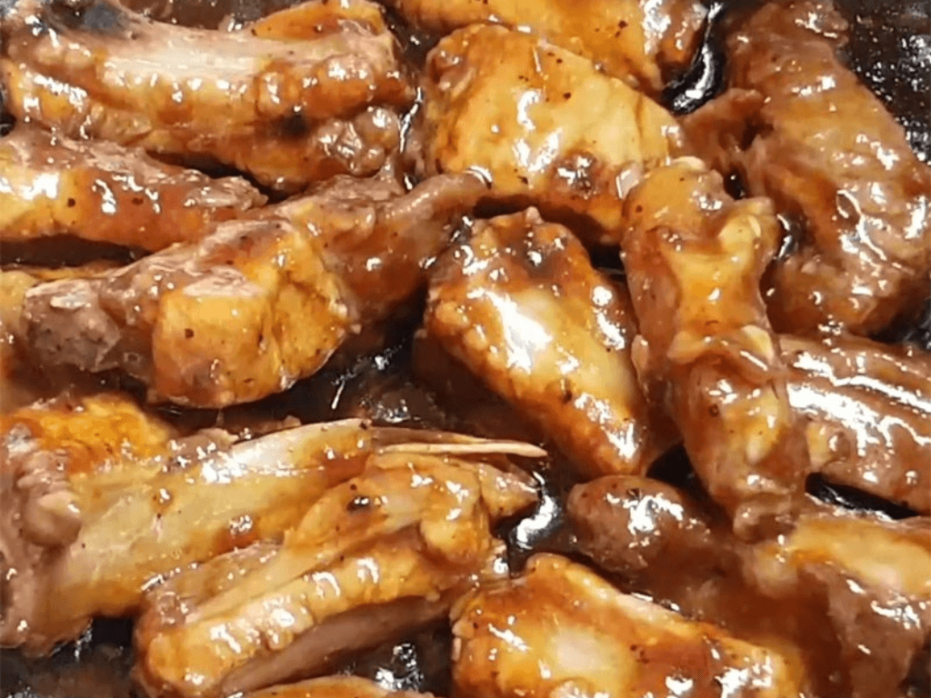 trinh-bay-va-thuong-thuc-dua-mon-suon-len-tam-quet-sach-noi-com