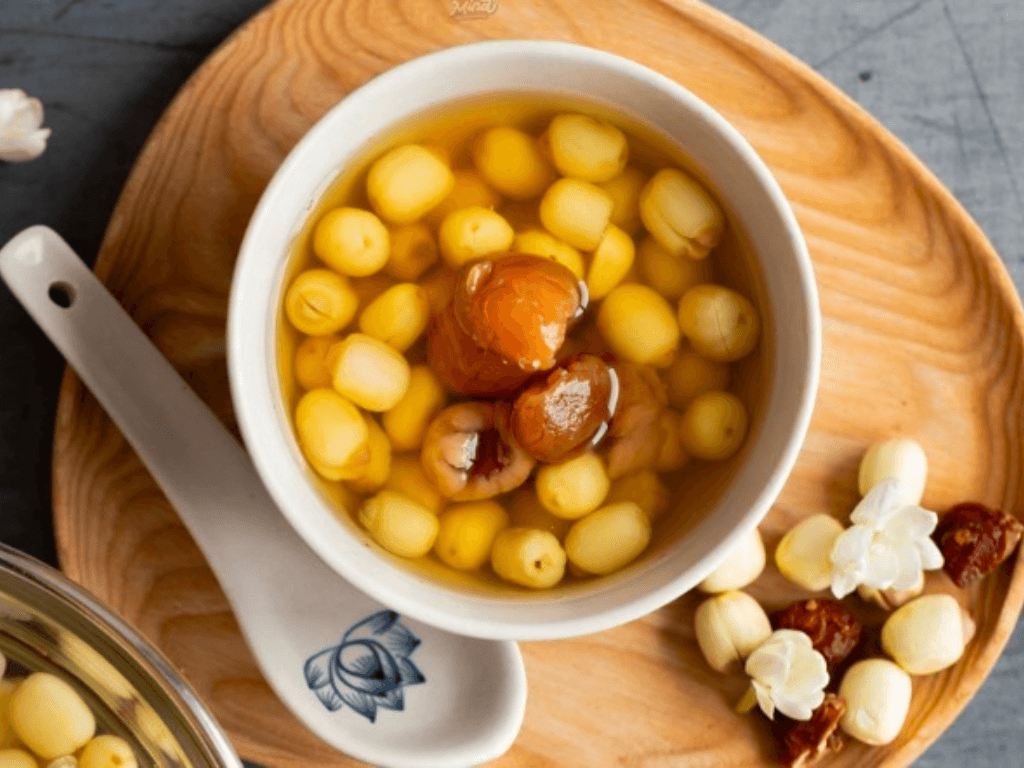 vi-sao-che-long-nhan-hat-sen-duoc-goi-la-mon-sang-chanh