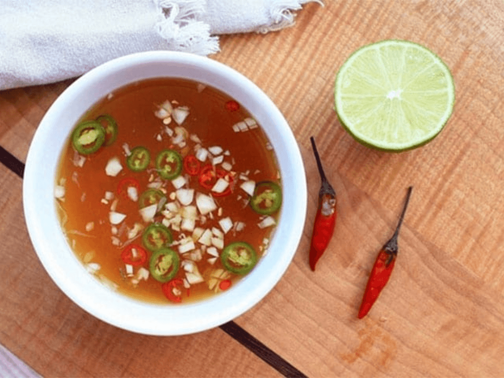 meo-bao-quan-va-dung-nuoc-cham-dung-cach