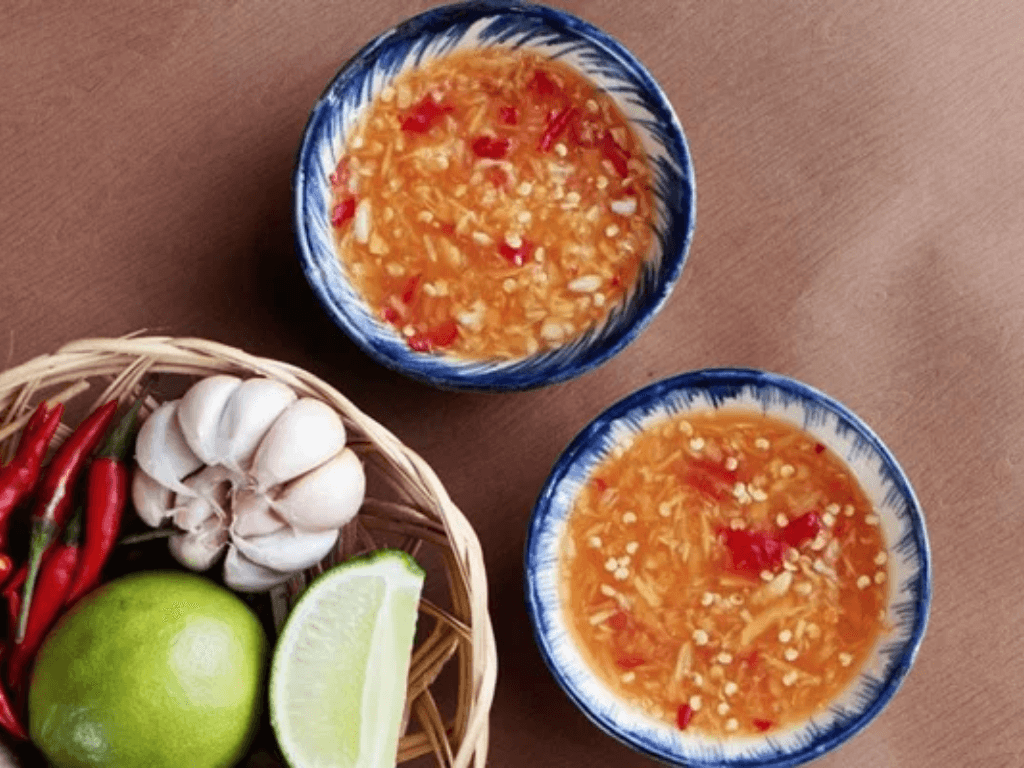 vi-sao-nuoc-mam-cham-ca-chien-lai-quyet-dinh-do-ngon-cua-mon-an