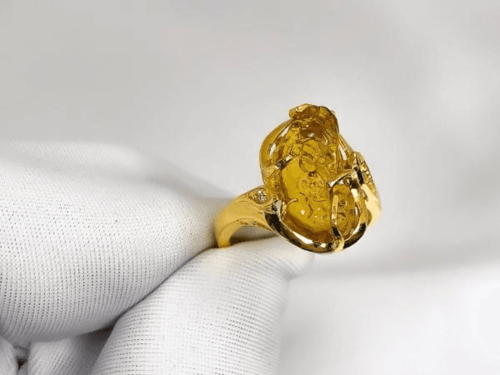 cach-deo-nhan-de-thu-hut-tinh-duyen-no-hoa