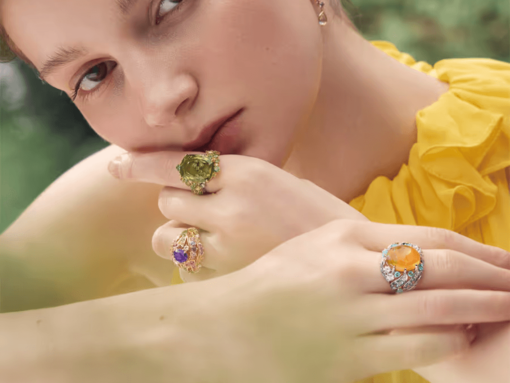 deo-nhan-theo-phong-thuy-ngon-tay-moi-ngon-mang-mot-y-nghia-rieng