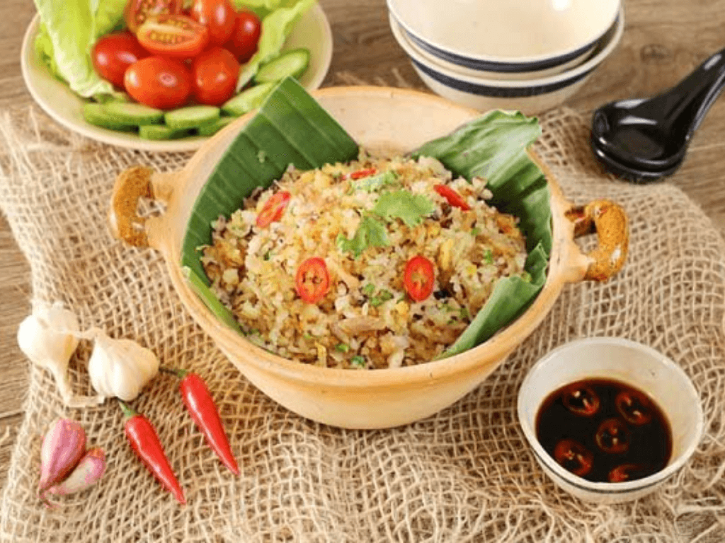 cac-buoc-lam-com-chien-ca-man-chuan-vi-nha-hang-tai-gia