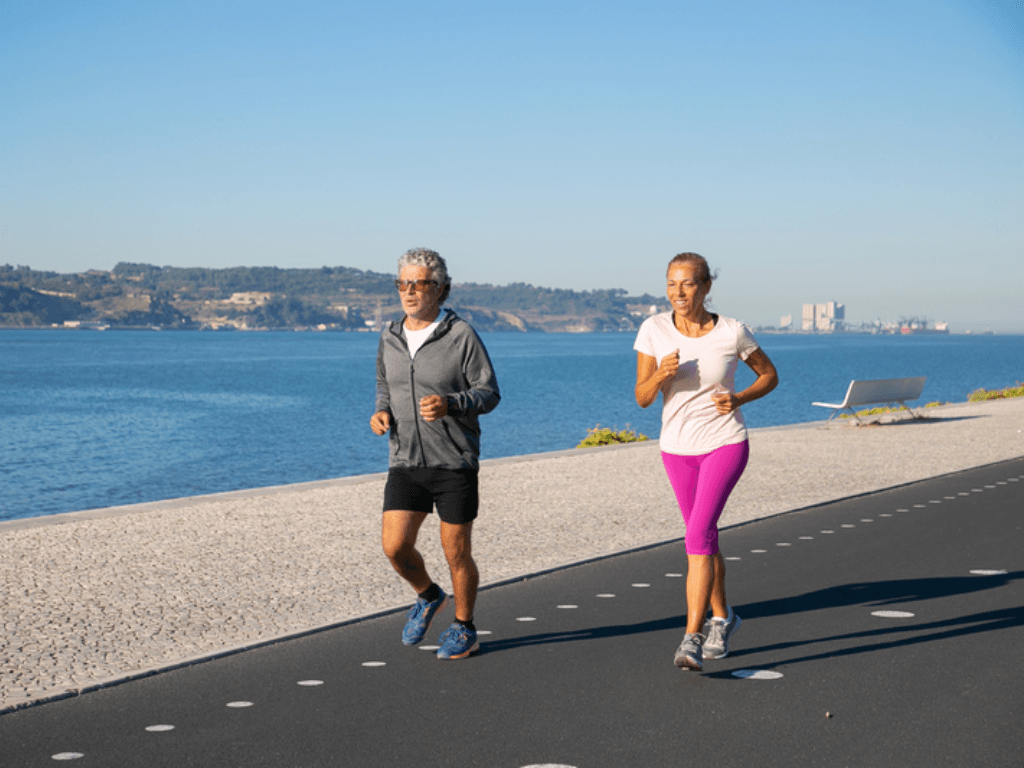 loi-ich-suc-khoe-khi-nguoi-60-di-bo-deu-dan-moi-ngay