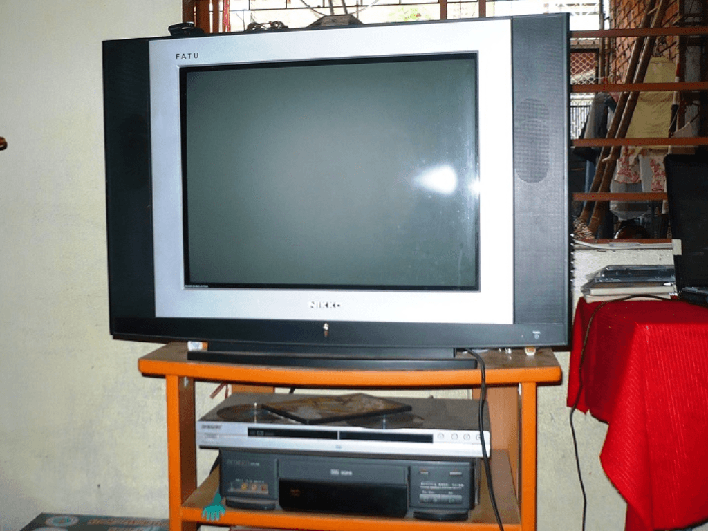 co-nen-giu-lai-tai-su-dung-hay-chia-tay-tivi-crt