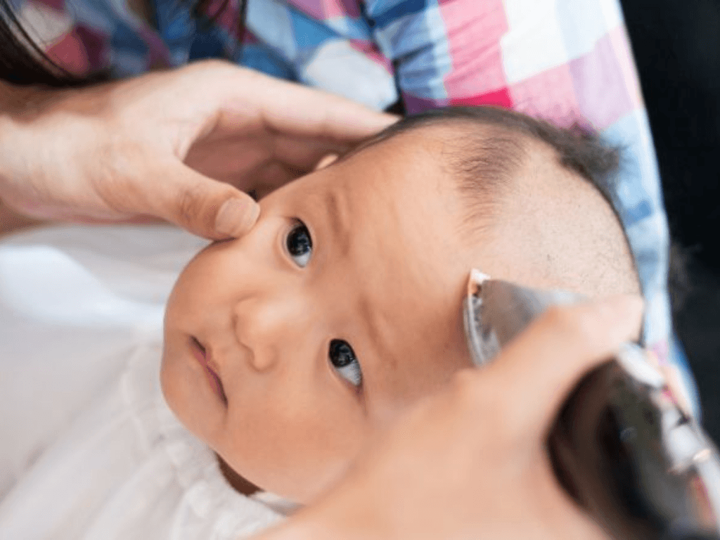 nen-cat-toc-mau-cho-tre-khi-nao-goc-nhin-khoa-hoc-truyen-thong