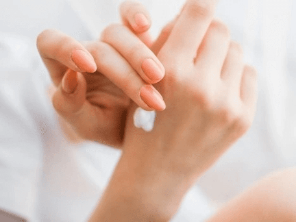 meo-duy-tri-doi-tay-trang-min-lau-dai