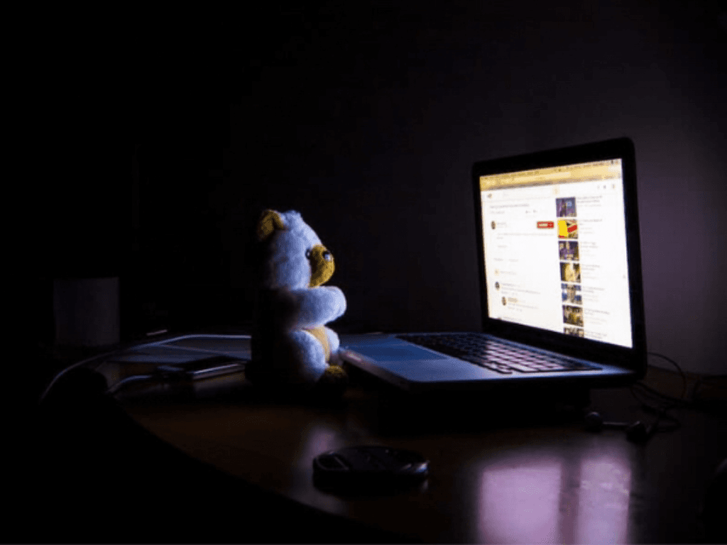 tac-hai-cua-viec-de-do-sang-man-hinh-khong-phu-hop