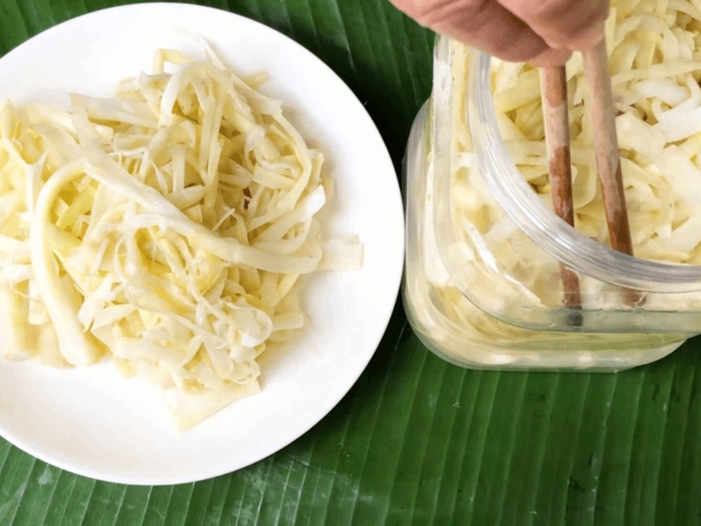 bon-bon-muoi-chua-va-an-kem-cuc-hop