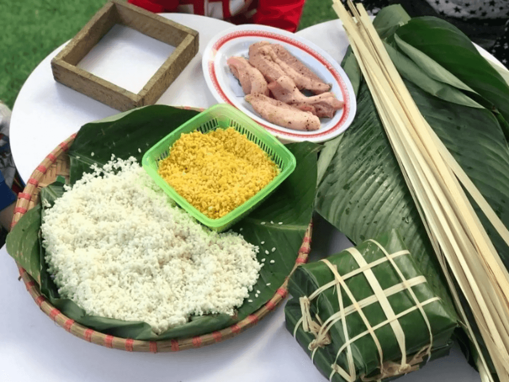 quy-trinh-goi-va-luoc-banh-chung-xanh-bang-la-rieng