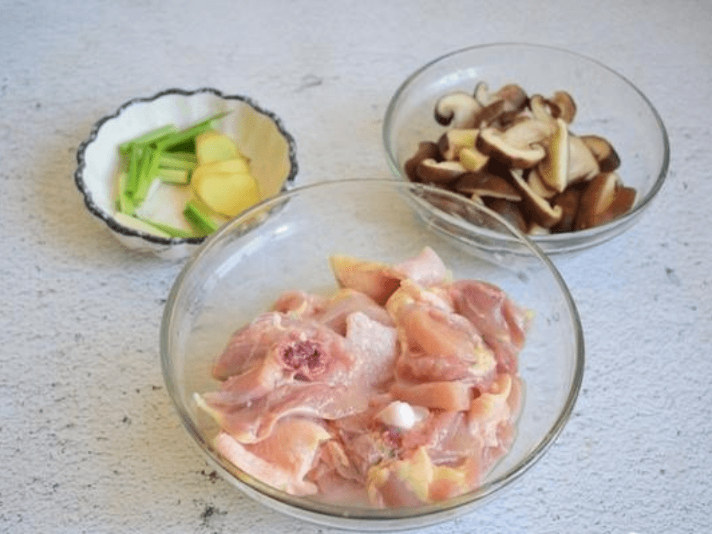 chuan-bi-nguyen-lieu-tuoi-ngon-cho-mon-ga-om-nam