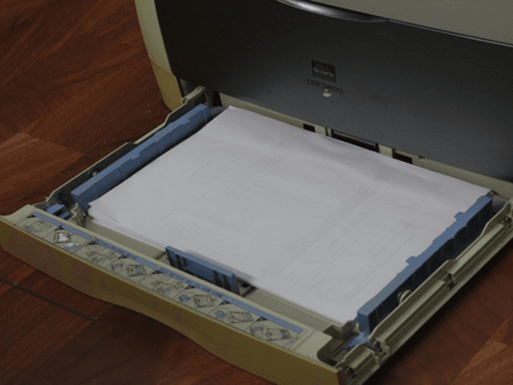 ket-giay-do-bui-ban-hoac-vat-la-lot-vao-khay