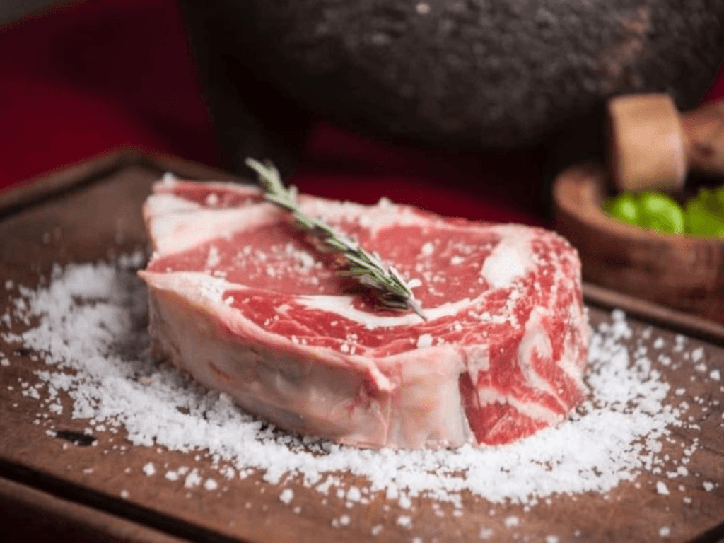 meo-giu-thit-bo-mem-va-tuoi-nhu-nha-hang-sau-khi-ra-dong