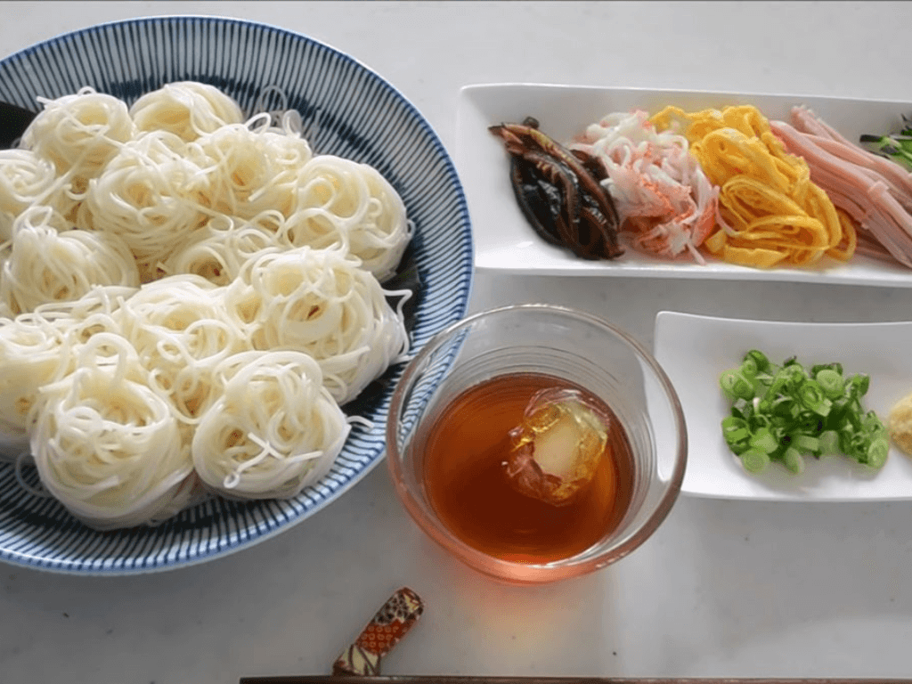chuan-bi-nguyen-lieu-nau-mi-somen-kieu-nhat-cho-be