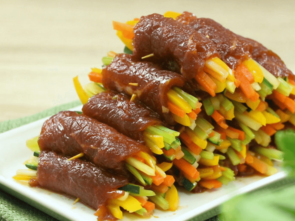 vi-sao-mon-bo-cuon-rau-cu-duoc-ua-chuong-trong-dip-tet-va-tiec-tung