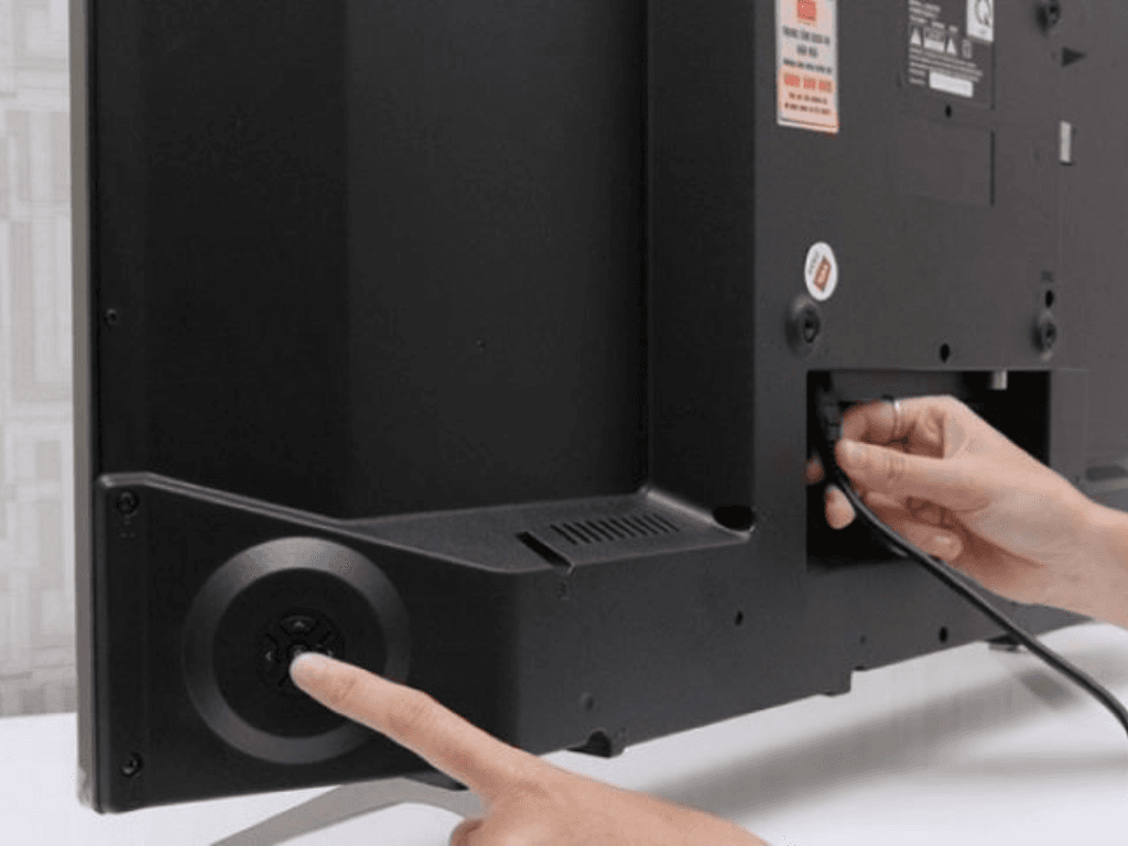 cach-mo-tivi-toshiba-khong-can-remote-bang-nut-bam-vat-ly