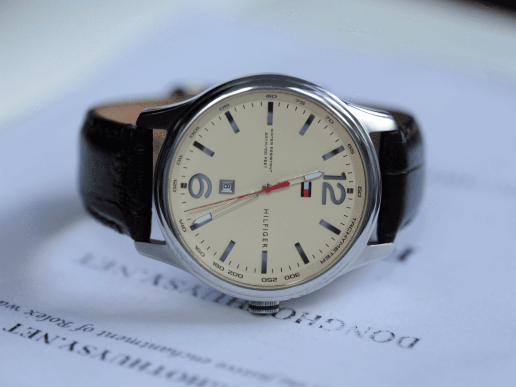 gioi-thieu-thuong-hieu-tommy-hilfiger-va-dong-dong-ho