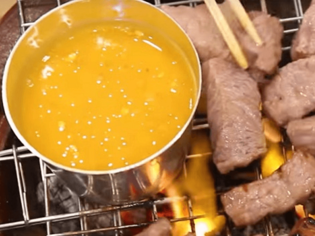 thuc-hien-cach-lam-bo-nuong-sot-trung-muoi